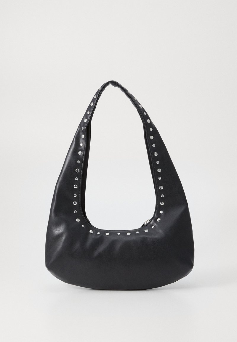 Sac hobo en cuir noir avec une forme arrondie, orné de clous en argent le long de la sangle et du bord supérieur, doté d'un grand intérieur ouvert.