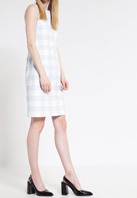 More & More Pouzdrové šaty - light blue