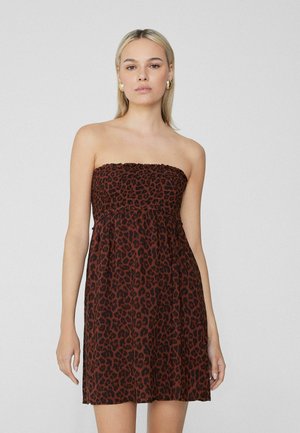 Robe sans bretelles à imprimé léopard marron, avec un haut élastique froncé, une silhouette fluide, un tissu léger et une coupe au niveau des genoux.