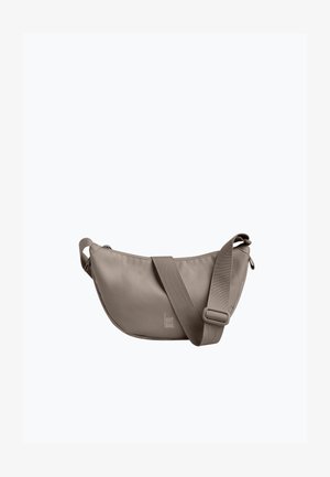 Taupe måneformet crossbody-taske med justerbar rem og lynlås, mærket "GOT BAG" på forsiden nederst i midten.