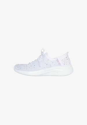 Zapatilla deportiva blanca con parte superior de punto texturizado que presenta rhinestones dispersos, diseño de cordones y suela de goma blanca con un patrón en forma de ola.