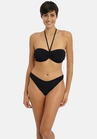 Černý bandeau bikini z texturované látky, s halter krčním popruhem a nízko střiženými kalhotkami, navržený pro elegantní střih.