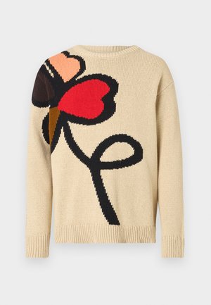 Beżowy dzianinowy sweter z dużym wzorem kwiatu w kolorach czerwonym, różowym i czarnym. Ma okrągły dekolt oraz ściągacze na mankietach i u dołu.