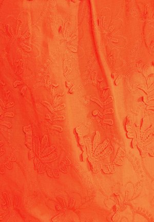 Oranžinė audinys su iškilusiu gėlių siuvinėjimo raštu, kuriame yra lapai ir žiedlapiai, atitinkančios spalvos siūlu.