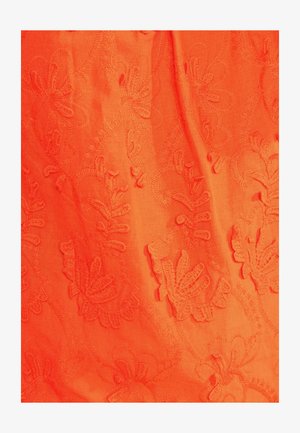 Material portocaliu cu model brodat floral în relief, cu frunze și petale în ață asortată.