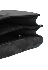 Borsa in pelle nera con interno in suede, dotata di due scomparti e zip in metallo argentato. Texture morbida e forma strutturata.