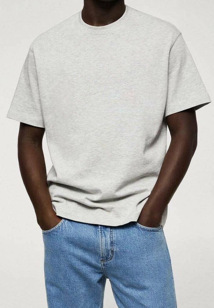 T-shirt en coton gris à manches courtes, coupe décontractée et col rond, associé à un jean en denim bleu clair. Design minimal, sans motifs.