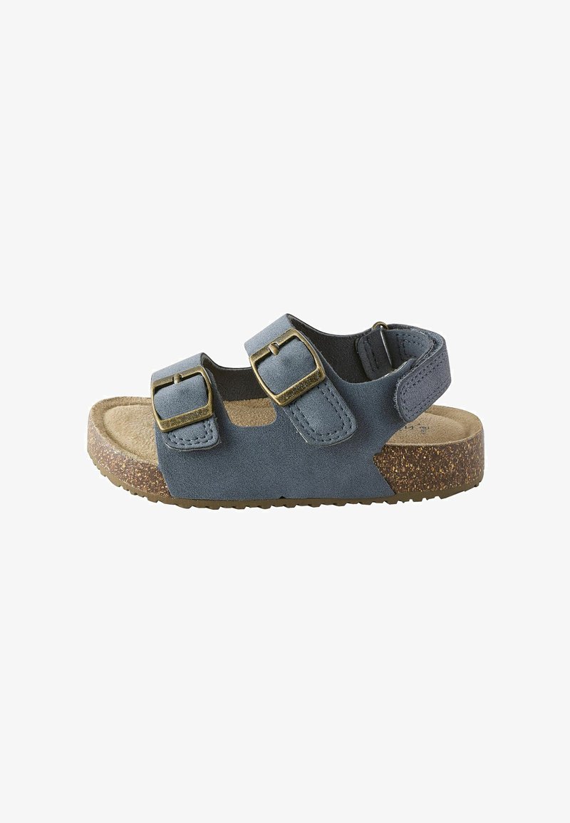 Sandalino blu da bambino con due fibbie metalliche regolabili, tomaia in pelle scamosciata, plantare in sughero e cinturino in velcro al tallone.