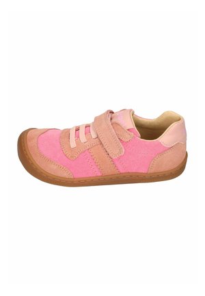 Rosa Kindersneaker mit niedrigem Schaft, Wildleder-Overlays, Klettverschluss, Schnürsenkeln und Gummisohle vor weißem Hintergrund.