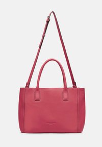 Różowa skórzana torebka z podwójnymi uchwytami i regulowanym paskiem. Gładka faktura, usztywniony kształt, z wypukłym logo marki na przodzie.