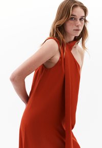 Rotes, ärmelloses Kleid mit einem drapierten Bindedetail am Ausschnitt und einem lockeren Schnitt. Glatte Textur, minimalistisches Design und keine sichtbaren Muster.