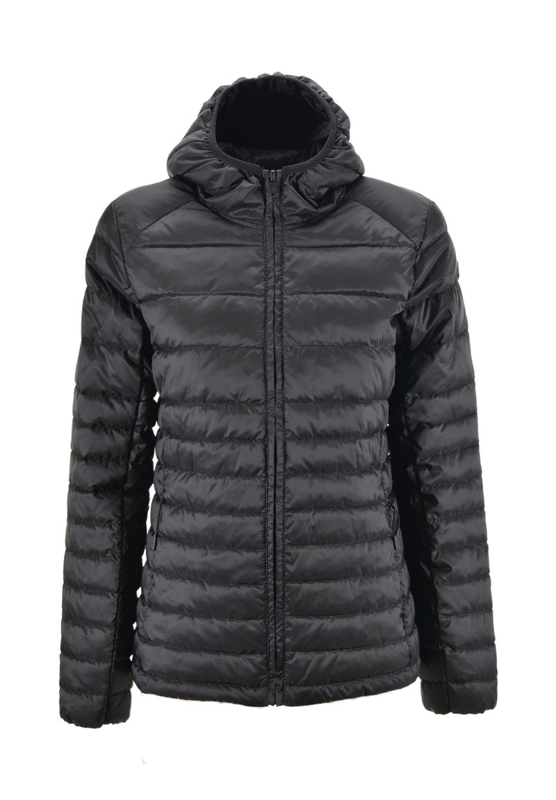 Giacca a vento nera con cappuccio, caratterizzata da un motivo a righe orizzontali, chiusura con zip e polsini elasticizzati. Materiale leggero e resistente all'acqua.
