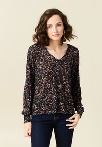 Camicia nera a maniche lunghe con un motivo floreale in tonalità di rosa e blu. Presenta un colletto a V e dettagli arricciati sulle maniche.