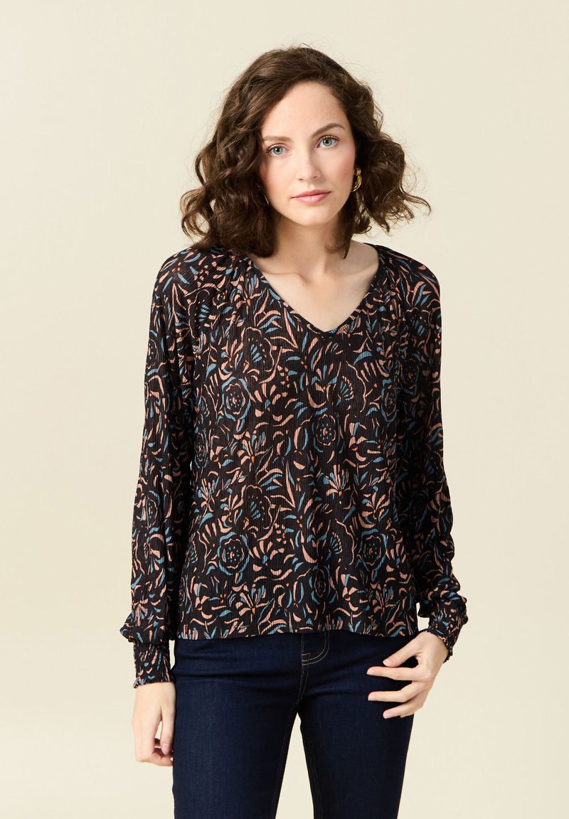 Camicia nera a maniche lunghe con un motivo floreale in tonalità di rosa e blu. Presenta un colletto a V e dettagli arricciati sulle maniche.