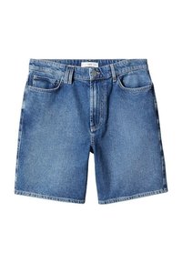 Short en denim bleu avec poches avant, passants pour ceinture et fermeture à bouton à l'avant sur fond blanc.