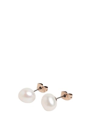 Paire de boucles d'oreilles clous en perle blanche arrondie avec des tiges métalliques fines et des attaches papillon sur fond blanc.