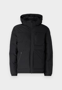Chaqueta acolchada negra con capucha, cierre de cremallera frontal, dos bolsillos laterales y un bolsillo en el pecho con cremallera. Textura suave y diseño aislante.