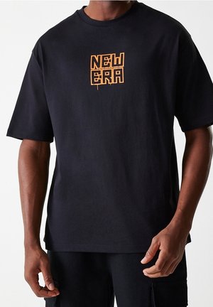 Schwarzes T-Shirt mit kurzen Ärmeln aus Baumwolle, vorne mit einem orangefarbenen "NEW ERA"-Logo in fetten Buchstaben. Glatte Textur und entspannter Schnitt.