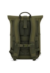 Olivově zelený batoh s rolovacím uzávěrem, polstrovaným zadním dílem a popruhy, nastavitelné spony a prodyšné síťované panely pro ventilaci.
