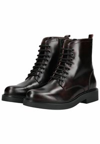 Snørebånd ankle boots i mørk burgunderrød læder med en glat overflade, en rund tå, sort sål og en detalje med sidelukning.