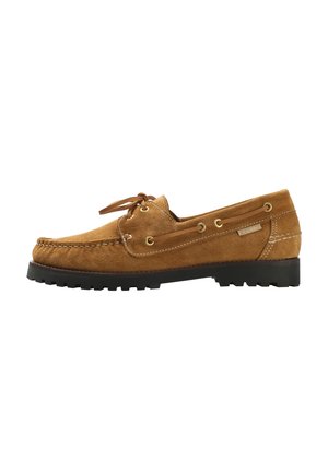 Scarpa in suede beige con design mocassino, dotata di suola piatta in gomma nera, lacci in pelle e occhielli color oro.