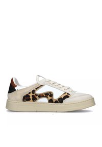 Sneaker in pelle e suede beige, con design a stampa leopardo, dettagli bianchi e suola in gomma testurizzata.