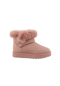 Roze faux suède enkellaars met een fluffy bontkraag, een decoratieve band met studs en een getextureerde rubberen zool. Korte hoogte ontwerp.