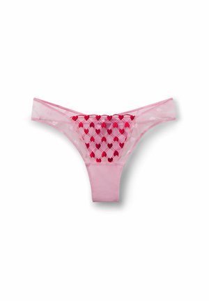 String de lingerie en tulle rose transparent avec motif de cœur brodé rouge sur le panneau avant, sur fond blanc.