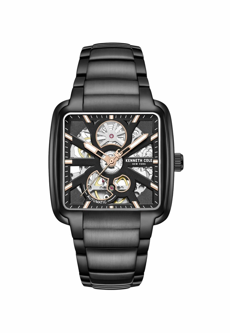 Kenneth Cole Automatik-Uhr mit einem quadratischen schwarzen Gehäuse, Zifferblatt in Schwarz und Gold, transparenten Elementen und einem passenden Metallarmband.