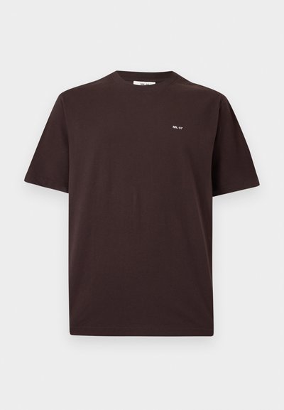 Σκούρο καφέ κοντομάνικο t-shirt με στρογγυλή λαιμόκοψη και μικρό λευκό κείμενο "NN. 07" στο αριστερό στήθος, απλός σχεδιασμός, εμφανίζεται σε ανοιχτό φόντο.