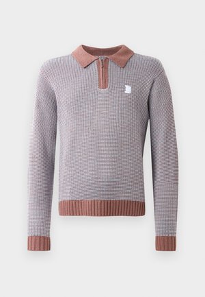 Pullover-Sweater aus strukturiertem Strick mit einem halben Reißverschluss. Verfügt über einen braunen Kragen und Saum sowie einen hellgrauen Körper. Enthält ein kleines Logo-Detail.