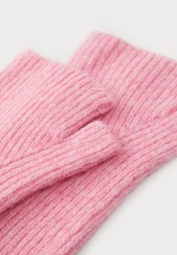 Gants sans doigts en tricot ribbed rose, fabriqués en mélange de laine douce. Présente une surface texturée avec une apparence cozy et une variation tonale de couleur.