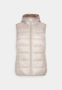 Chaleco acolchado de color beige claro con capucha, que presenta una textura con patrón sutil, dos bolsillos con cremallera y cierre central con cremallera.