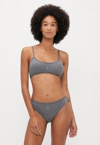 Szürke bralette és bikini szett, puha anyagból, rugalmas pánttal. Vékony pántokkal és diszkrét logóval a elülső részen.