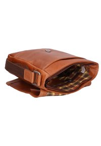 Borsa in pelle marrone con chiusura a zip e bottone, dotata di una fodera in tessuto stampato e una tracolla regolabile in tessuto. Forma rettangolare compatta.
