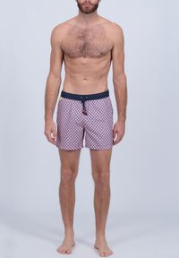 Maillots de bain roses et bleus marins avec un motif géométrique répétitif, taille élastique et cordon de serrage ajustable. Longueur mi-cuisse.