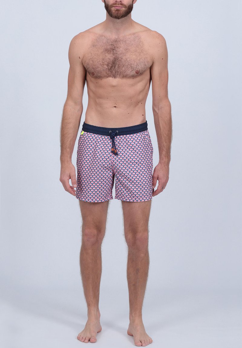 Maillots de bain roses et bleus marins avec un motif géométrique répétitif, taille élastique et cordon de serrage ajustable. Longueur mi-cuisse.