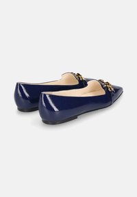 Marineblauwe gepatineerde leren ballerina's met een spitse neus, voorzien van een gouden kettingdetail aan de voorkant en een platte zwarte zool.
