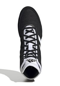 Svart sportskor med överdel i mesh, vita snören och en vit logotyp. Har en rund tå och en vadderad krage för komfort.