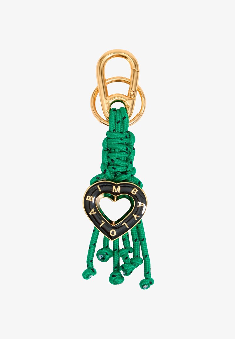 Portachiavi in corda intrecciata verde con clip oro. Presenta un charm a forma di cuore nero con scritte dorate e frange alla base.