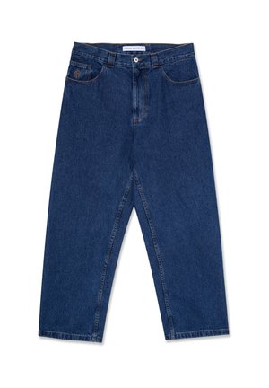 Pantalones de mezclilla azul con corte holgado, con cierre de cremallera y botón, cinco bolsillos y un logo en el bolsillo delantero.