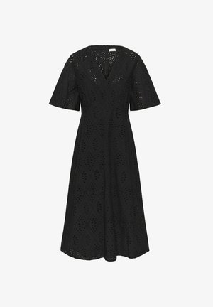 Svart kjole med V-hals og korte ermer, laget av teksturert stoff med diamantutskjæringer og en flytende A-linje silhuett.