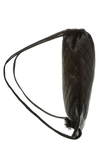 Czarna pikowana skórzana torba o prostokątnym kształcie, z zapięciem na sznurek i dwoma długimi regulowanymi paskami.