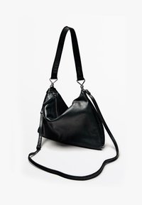 Sac à bandoulière en cuir noir de forme triangulaire, doté d'une fermeture éclair, d'une surface texturée et d'une bandoulière amovible.