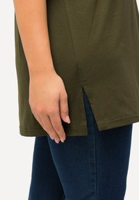 Ulla Popken PLUS SIZE SHORT SLEEVE TEE  - T-Shirt basic - forest green