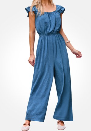 Niebieski kombinezon z pofałdowanego materiału z kwadratowym dekoltem, krótkimi, falbankowymi rękawami i elastyczną talią. Luźny fason z szerokimi nogawkami.