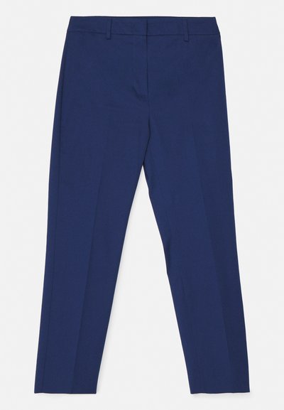 Pantalon bleu marine en tissu lisse, design à jambes droites et devant plat. Comprend des passants de ceinture et une fermeture éclair avec bouton.