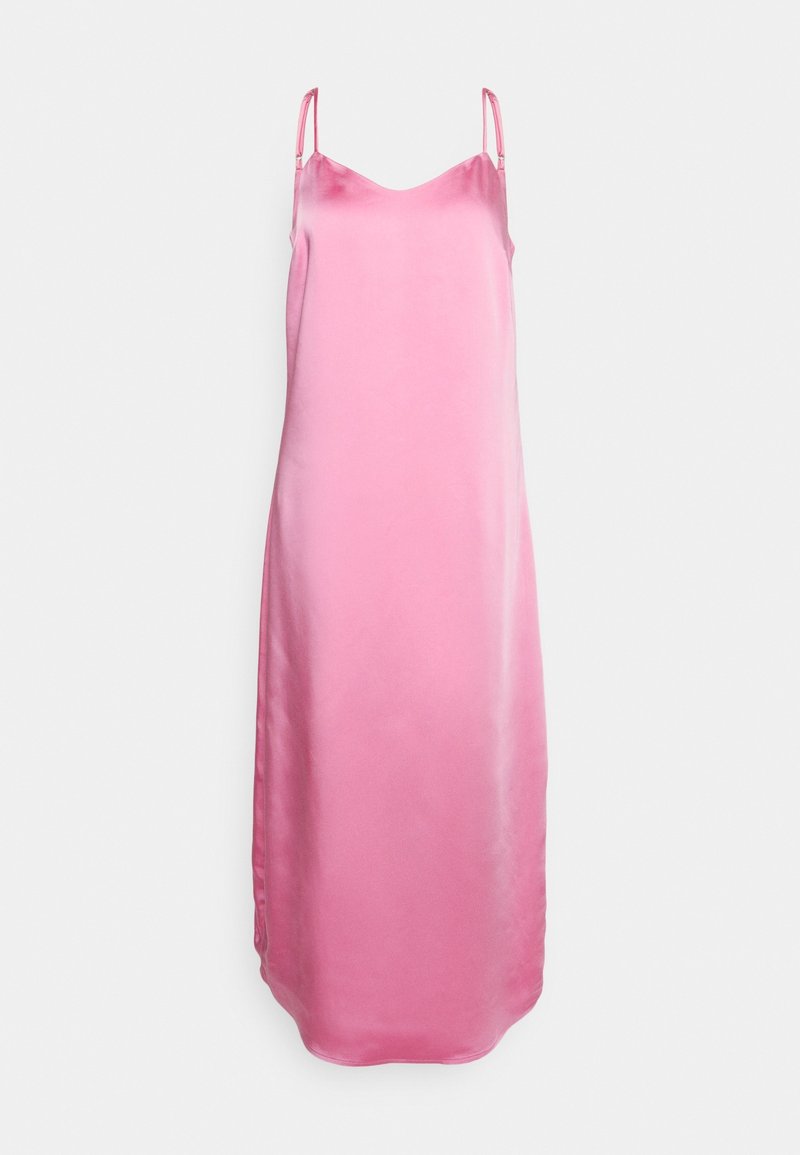 Robe nuisette en satin rose avec une silhouette droite, fines bretelles ajustables, et une texture lisse. Longueur mi-mollet avec un subtil éclat.