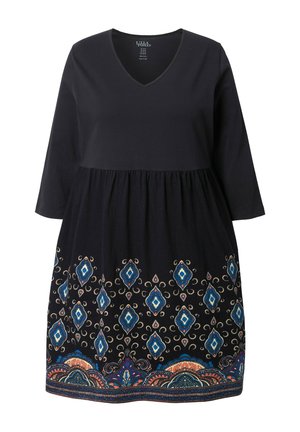 Vestido negro con escote en V y mangas largas, que presenta una cintura fruncida y un intrincado bordado en azul y naranja en el dobladillo.