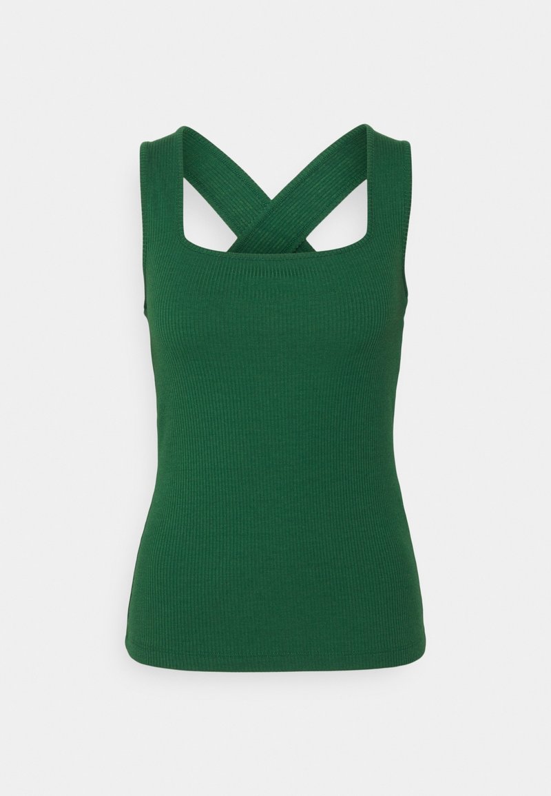 Débardeur en tricot côtelé vert avec larges bretelles croisées et encolure carrée sur un fond uni.